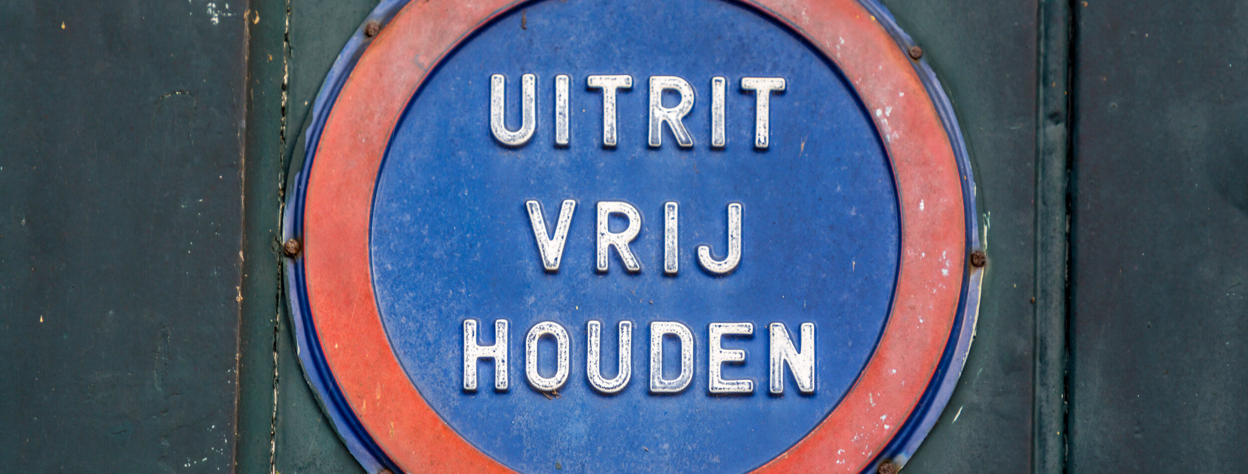 Dutch garage door warning sign. The Dutch text translates as Exit, Keep Empty.